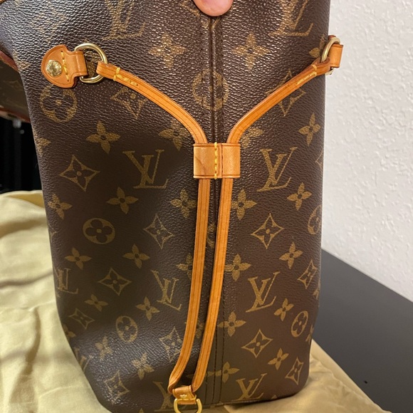 LOUIS VUITTON NEVERFULL MM Monogram Tote. Comes with all authentic documents. - Picture 8 of 8